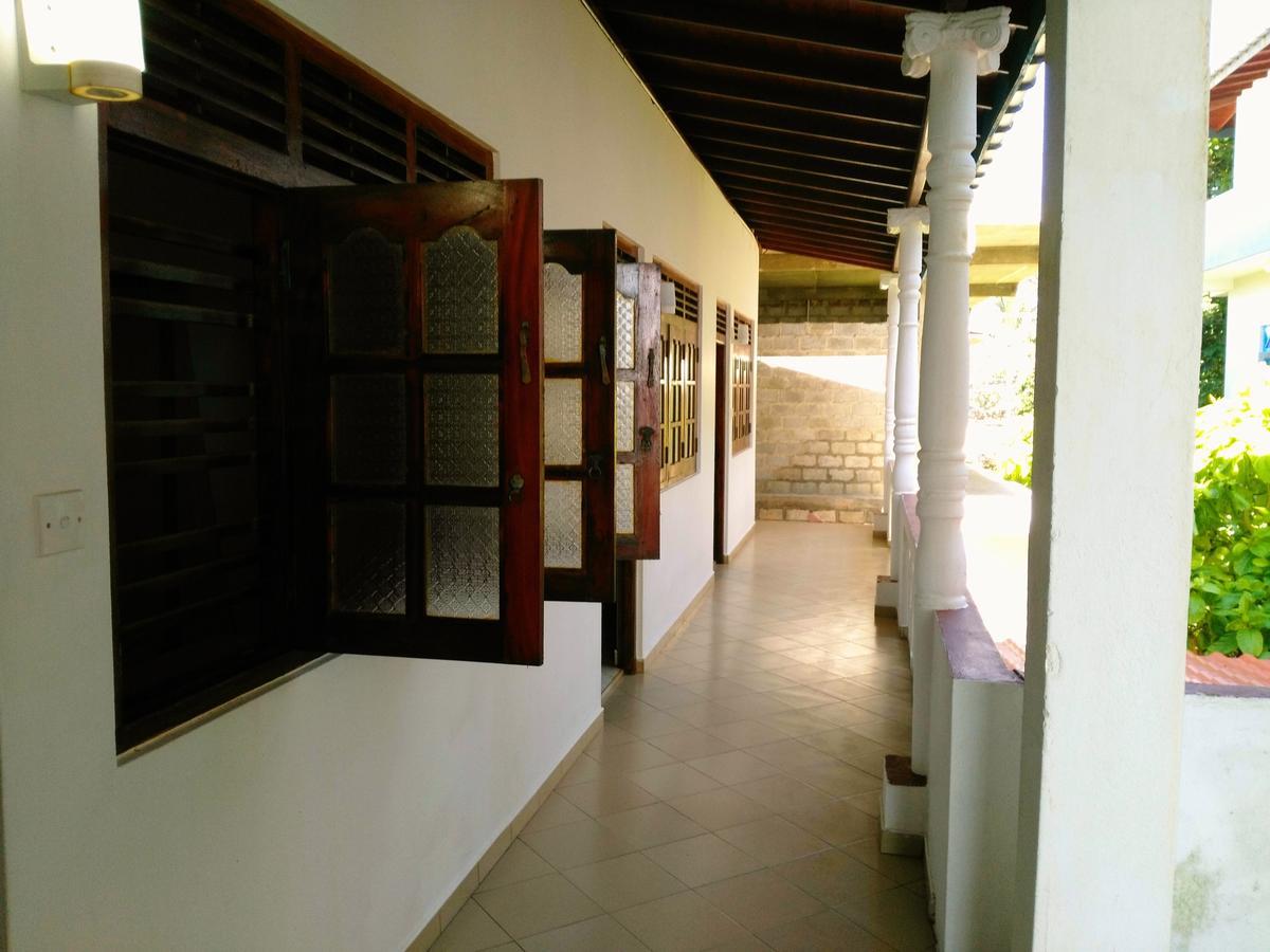 Sunnys Beach Guest House ฮิกคาดูวา ภายนอก รูปภาพ