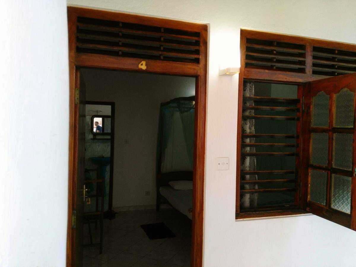 Sunnys Beach Guest House ฮิกคาดูวา ภายนอก รูปภาพ
