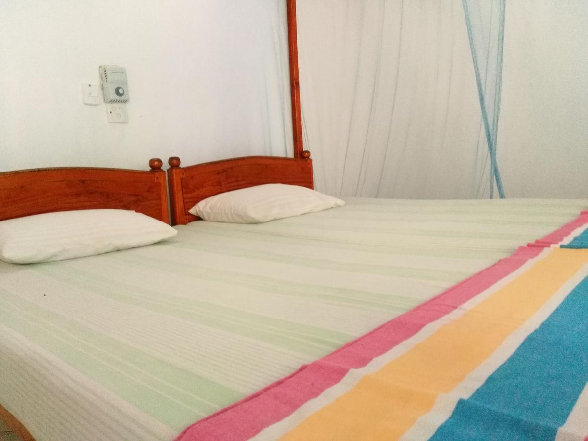 Sunnys Beach Guest House ฮิกคาดูวา ภายนอก รูปภาพ