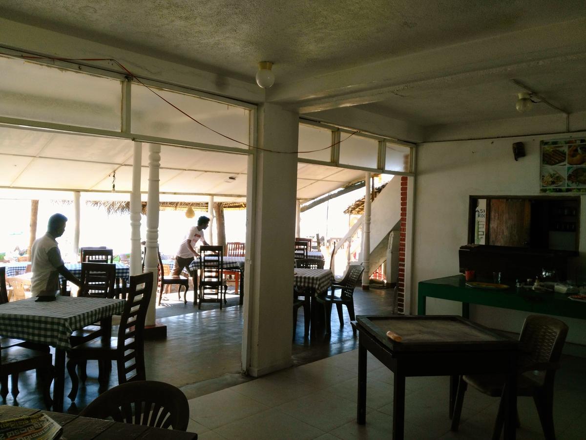 Sunnys Beach Guest House ฮิกคาดูวา ภายนอก รูปภาพ